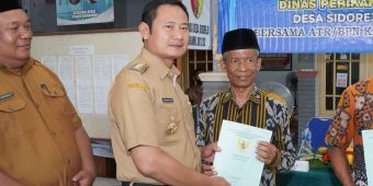 Jamin Kepemilikan Tanah, Pemkab Lamongan Bagikan 100 Sertifikat untuk Warga Deket