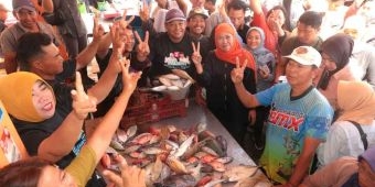 Bertemu di Pasar Ikan Muncar, Khofifah Siap Tampung Aspirasi Nelayan