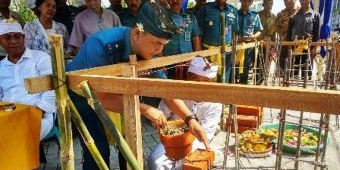 Kasarmada II Letakkan Batu Pertama Pembangunan Candi Bentar Majapahit