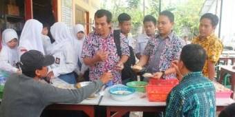 Sidak, Dinkes Bojonegoro Sita Puluhan Jenis Jajanan Sekolah Berbahaya