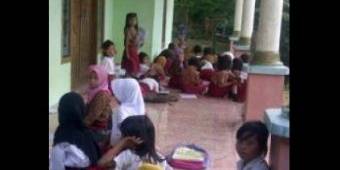 Nyaris Ambruk, Siswa SDN 2 Kotah Sampang Terpaksa Belajar Diteras Rumah Warga