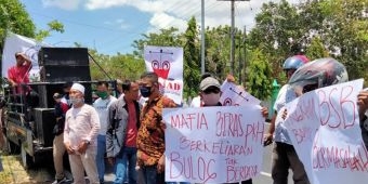 Diduga Ada Mafia Beras, Puluhan Massa Lintas LSM Datangi Kantor Bulog Pamekasan