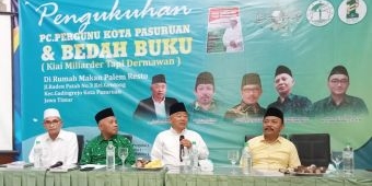 Peserta Bedah Buku Kiai Miliarder Tapi Dermawan di Kota Pasuruan Membeludak hingga ke Luar Halaman