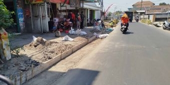 Kurangi Kemacetan, Dinas PUPR Jombang Lebarkan Jalan di Sejumlah Titik Stategis