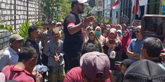 Beras dari Dana CSR Bau dan Tak Layak, Warga Desa Roomo Gresik Demo Kades