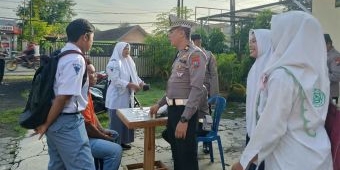 Polisi di Sidoarjo Edukasi Pelajar soal Berkendara