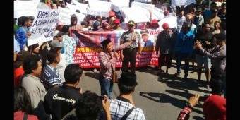 Ratusan PKL Demo Pemkab Sumenep, Tuntut Cabut Kebijakan Relokasi