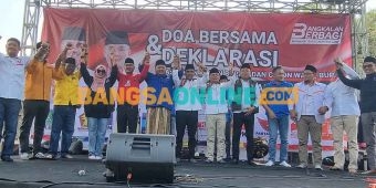 Lukman Hakim dan Fauzan Jakfar Diantar Ribuan Relawan saat Daftar ke KPU Bangkalan