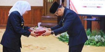 Serahkan SK Perpanjangan Masa Jabatan Pj Wali Kota Batu, ini Pesan Gubernur Khofifah