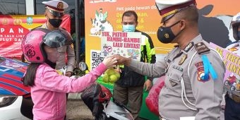 Gelar Operasi Patuh Semeru 2022, Satlantas Polres Batu Bagikan Doorprize untuk Pengendara