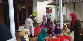 Johan Budi Salurkan Beras dari Puan Maharani untuk Warga di Trenggalek