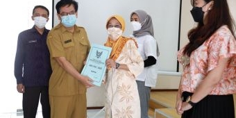 Pacu Daya Saing, Pemkot Kediri Serahkan Sertifikat Halal kepada Pemilik IKM