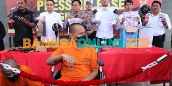 Kapolres Gresik Ekspose Dukun Pengganda Uang Palsu dan Penyedia Darah untuk Jenglot