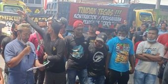 Ratusan Sopir Truk Geruduk Kantor Bupati Banyuwangi, Tuntut Penertiban Muatan Material