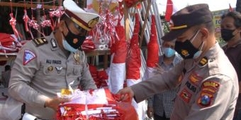 Kapolres Gresik Borong Bendera Merah Putih, Pedagang: Matur Nuwun, Dirgahayu Indonesia Pak Polisi