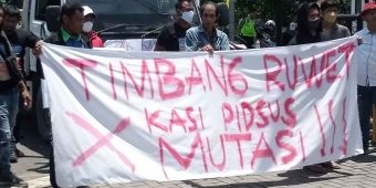 Sampaikan Aspirasi, LSM PGI Gelar Orasi di Kantor Kejari Madiun