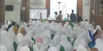 ​Ribuan Jemaah Hadiri Bedah Buku KH Taufiqul Hakim di Masjid Agung Sidoarjo