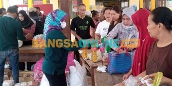 Bantu Tekan Inflasi, Disdagkopum Madiun Gelar Pasar Murah di Desa Dimong