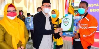 MUI Gresik Bersama Wabup Bu Min Bagikan APD dan Multivitamin ke Peserta Vaksinasi