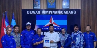 Maju Pilkada Gresik 2024, Gus Yani dan Bu Min Daftar ke Demokrat