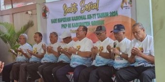 Peringati Harkopnas ke-77, PKP RI Gresik Berbagi Sembako pada 100 Abang Becak