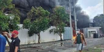 Pabrik Palet di Tanggulangin Sidoarjo Terbakar Hebat, Bagian Depan dan Belakang Ambruk