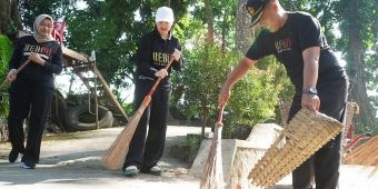 Cegah Demam Berdarah, Mbak Cicha Ajak Ratusan Kader PKK Kediri Kerja Bakti