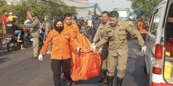 Nahas! Dua Pengendara Motor di Surabaya Tewas Terlindas Truk