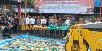 Operasi Pekat Ramadan, Polres Batu Musnahkan Ribuan Botol dan Obat-obatan