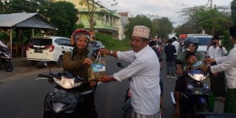 DPC PKB Bangkalan Bagi-bagi Takjil Gratis kepada Pengendara