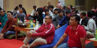 Nobar Indonesia Vs Australia, Pj Wali Kota Batu berbaur dengan Anak Yatim Piatu dan Masyarakat