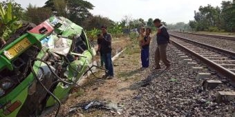 Minibus Elf Hancur Ditabrak Kereta di Bojonegoro, Mogok Tiba-tiba saat Melintasi Rel