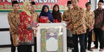 Bupati Kediri Serahkan Penghargaan kepada Juara MTQ