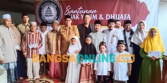 Juru Kunci serta Pengurus Kaum Giri Gelar Santunan untuk Ratusan Anak Yatim dan Dhuafa