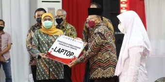 Di Yayasan Khadijah, Khofifah Bicara Satu Rekening Satu Pelajar dan Beri Sembako Tukang Becak