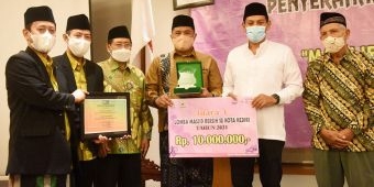 Serahkan Hadiah Lomba Masjid Bersih 2021, Wali Kota Kediri Ajak Takmir Makmurkan Masjid