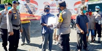 Masa PPKM Darurat, ​Polres Pasuruan Bagikan Paket Sembako untuk Warga Terdampak Covid-19