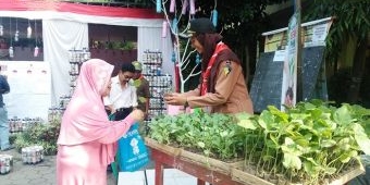 ​Bawa Sampah ke TPS di Jombang Bisa Dapat Bibit Tanaman