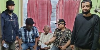 Bupati Kediri dan Warga Bantu Mbah Katimin yang Viral Kambingnya Dibawa Lari Orang