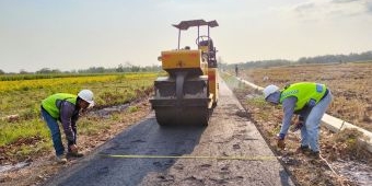 Dongkrak Perekonomian, Dinas Perkim Jombang Perbaiki Jalan Penghubung Antardesa