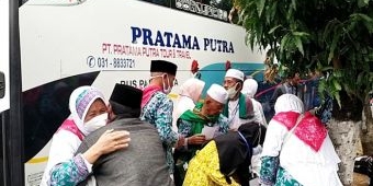 Tangis Haru Warnai Kedatangan Ratusan Jemaah Haji Asal Tuban di Bandara Juanda