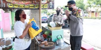 Blusukan ke Rumah Warga, Kapolres Situbondo Bagikan Ratusan Sembako Terdampak Covid-19