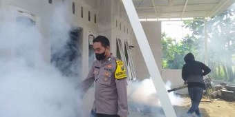 Cegah DBD, Bhabinkamtibmas Polres Mojokerto Kota Lakukan Fogging