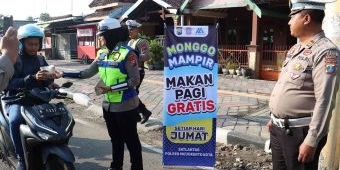 Satlantas Polres Mojokerto Kota  Bagikan Makan Gratis ke Pengguna Jalan