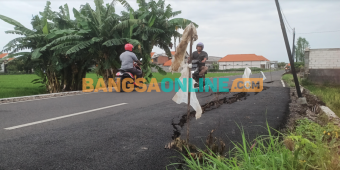 DPUTR Gresik Minta Kontraktor Perbaiki Kerusakan Jalan Penghubung Banjarsari-Kedanyang