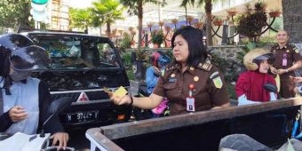 Kejari Batu Bagi-bagi Stiker dan Gantungan Kunci, Memperingati Hari Antikorupsi Dunia