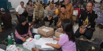 Kapolres dan Pj Bupati Pasuruan Tinjau Pelipatan Surat Suara di Gudang Logistik KPU