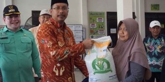 Bupati Sidoarjo Serahkan Bantuan Beras 10 Kg untuk 93.635 Keluarga