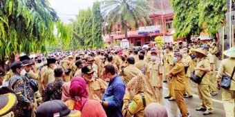 Tolak Perpres 104 Tahun 2021, Ribuan Perangkat Desa di Trenggalek Turun ke Jalan Nyatakan Sikap