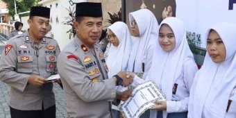 Kapolres Jombang Bagikan Beasiswa ke Puluhan Siswa